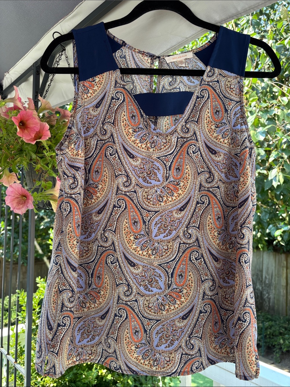 Skies Are Blue Navy and Tan Paisley Sleeveless V-Neck Blouse Small